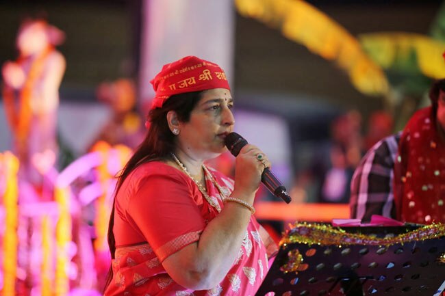 ये बॉलीवुड स्टार्स हैं राधे मां के भक्त...