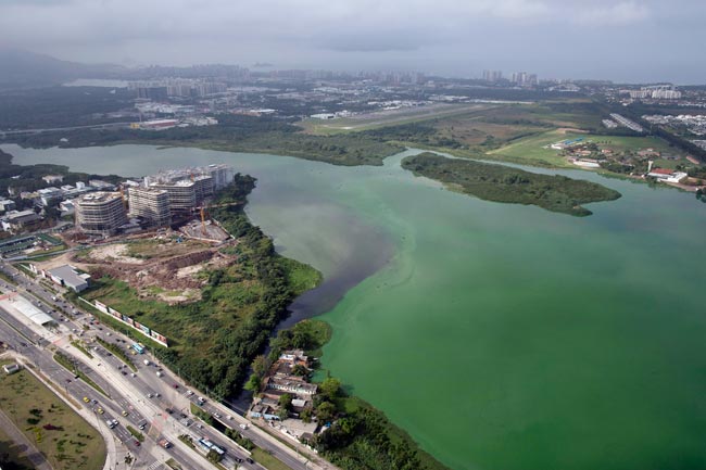 तस्वीरें: 2016 रियो ओलंपिक आयोजन स्थल के पानी में मलबा और वायरस!