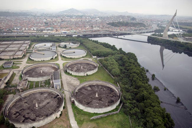 तस्वीरें: 2016 रियो ओलंपिक आयोजन स्थल के पानी में मलबा और वायरस!