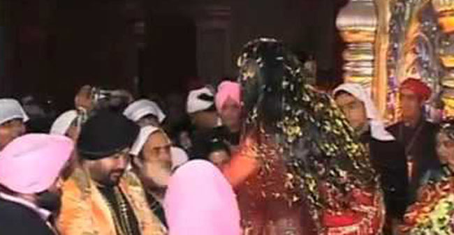 ये बॉलीवुड स्टार्स हैं राधे मां के भक्त...