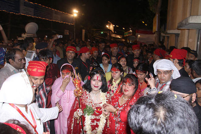 ये बॉलीवुड स्टार्स हैं राधे मां के भक्त...