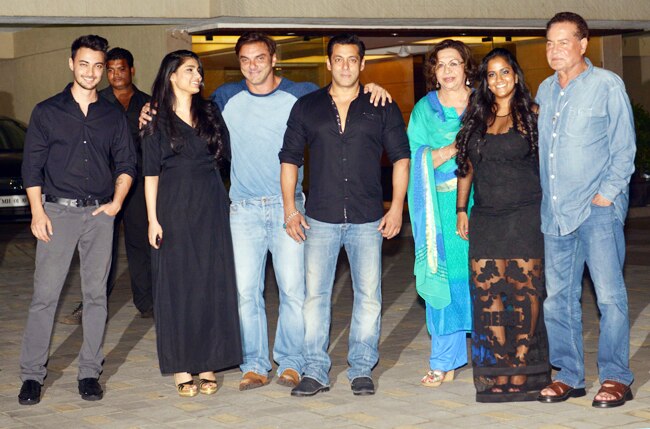 अर्पिता ने खान परिवार और करीबी दोस्तों के साथ मनाया जन्मदिन