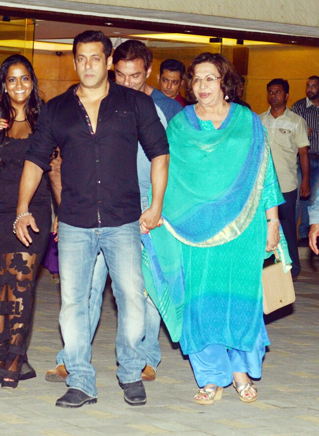 अर्पिता ने खान परिवार और करीबी दोस्तों के साथ मनाया जन्मदिन