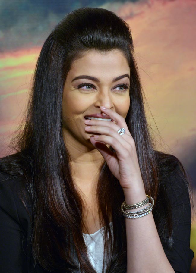 मिस ना करें 'जज्बा' के ट्रेलर लॉन्च पर ऐश्वर्या और इरफान की केमिस्ट्री