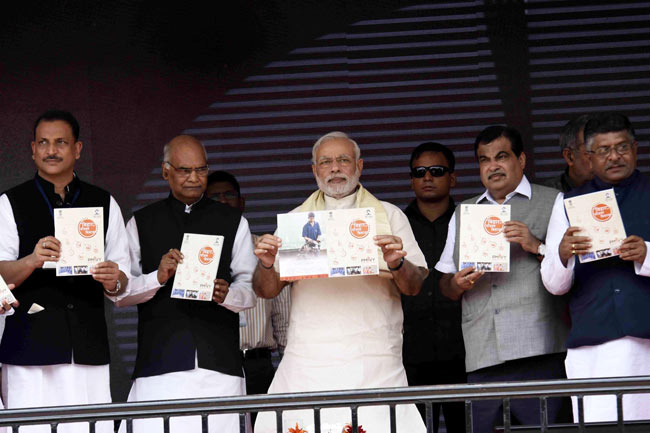 बिहार चुनाव में मोदी ने झोंकी पूरी ताकत, देखें तस्वीरें