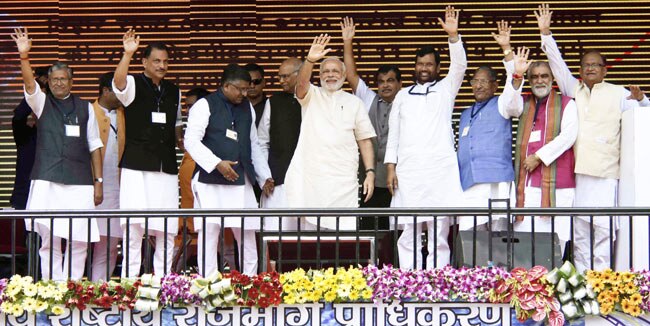 बिहार चुनाव में मोदी ने झोंकी पूरी ताकत, देखें तस्वीरें
