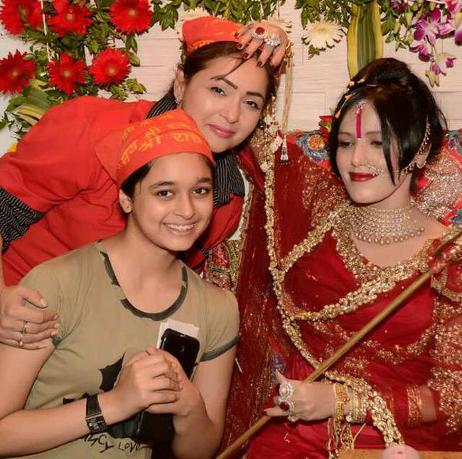 ये बॉलीवुड स्टार्स हैं राधे मां के भक्त...