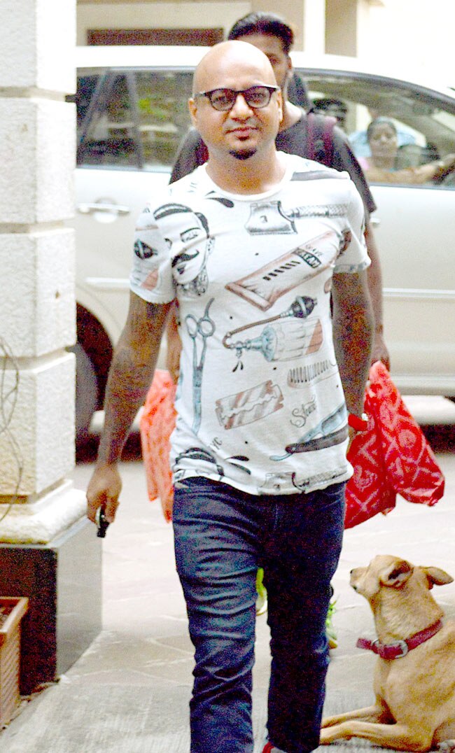 पैरोल पर छूटे संजय दत्त से मिलने पहुंची ये हस्तियां