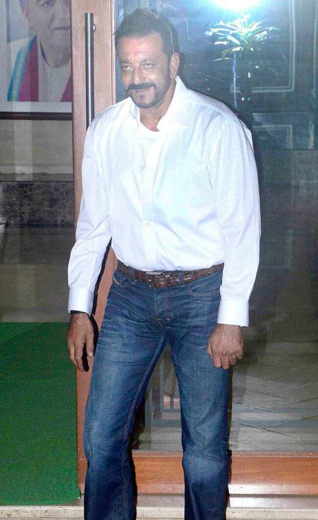 पैरोल पर छूटे संजय दत्त से मिलने पहुंची ये हस्तियां