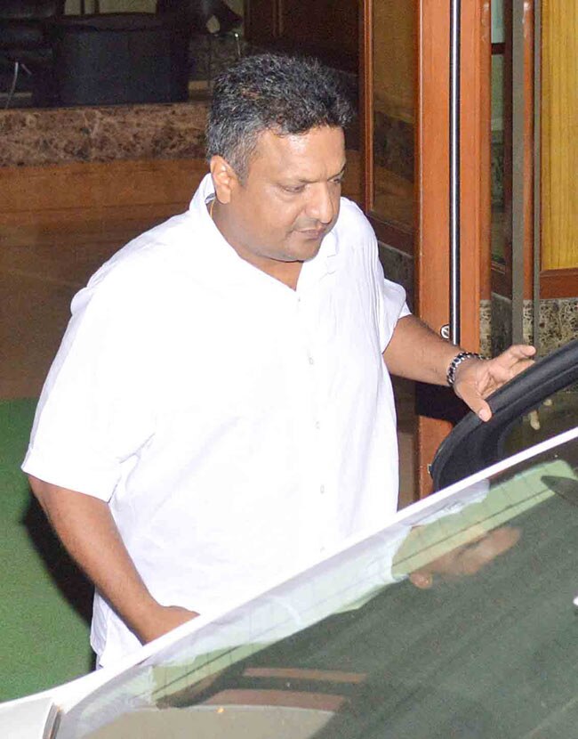 पैरोल पर छूटे संजय दत्त से मिलने पहुंची ये हस्तियां