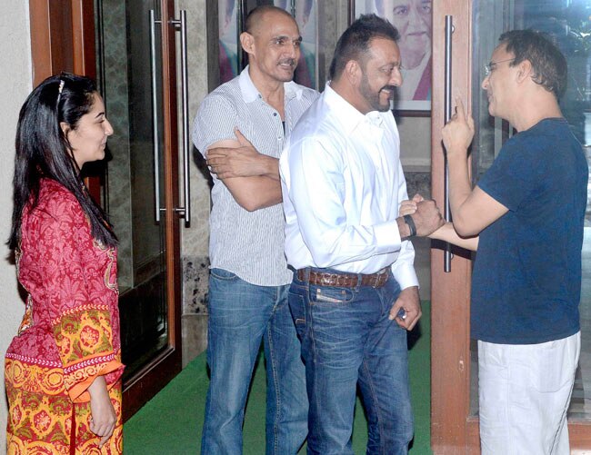 पैरोल पर छूटे संजय दत्त से मिलने पहुंची ये हस्तियां