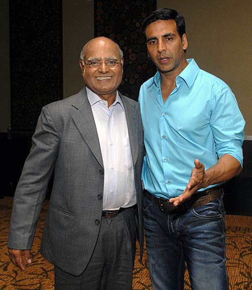 ये हैं सीधे सादे अक्षय अक्षय....Happy b'day