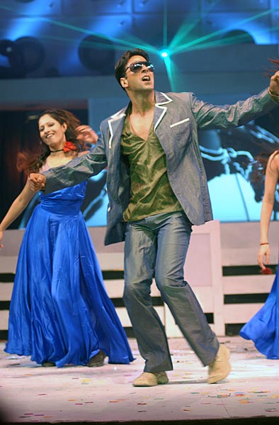 ये हैं सीधे सादे अक्षय अक्षय....Happy b'day