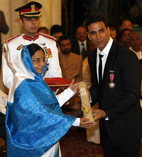 ये हैं सीधे सादे अक्षय अक्षय....Happy b'day