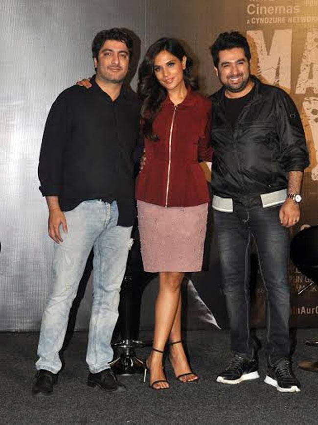 Shocking: लिपलॉक के साथ रणदीप हुड्डा और ऋचा चड्ढा ने किया ट्रेलर लॉन्च