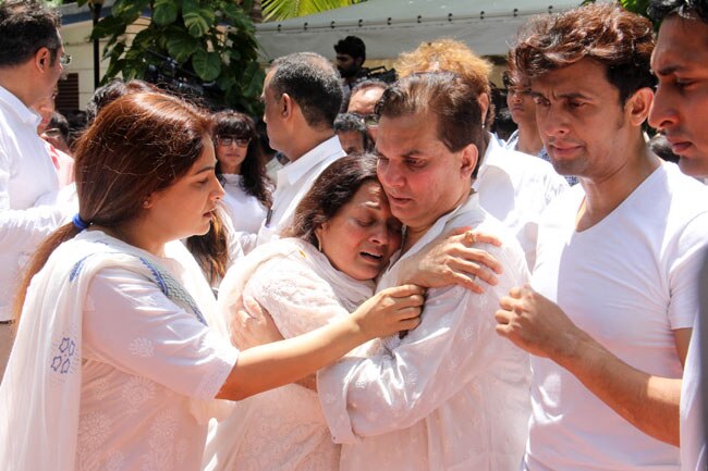 आदेश श्रीवास्तव को अंतिम विदाई देने के लिए उमड़ा बॉलीवुड