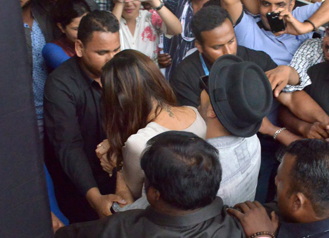 कहां और किस अंदाज में दिखे फिल्म स्टार्स