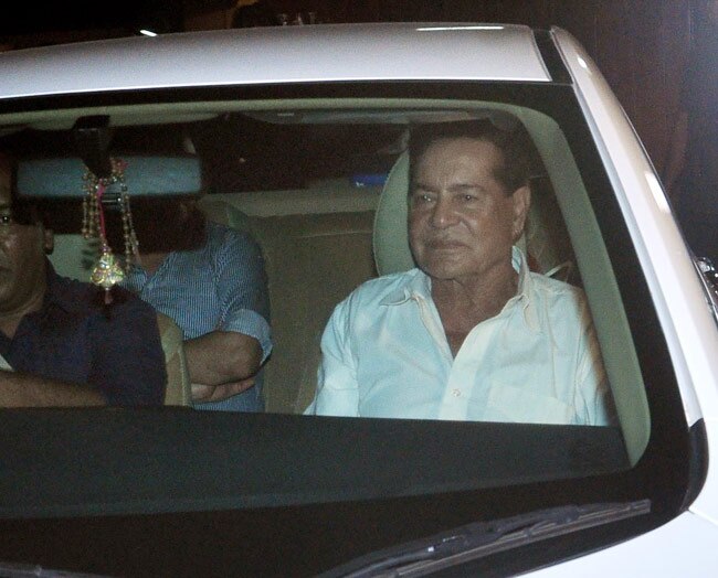 तस्वीरें: सलमान खान ने घर पर मनाया गणेश उत्सव, जुटी सितारों की भीड़