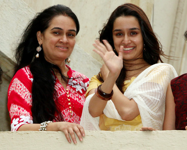 बॉलीवुड सितारों ने धूमधाम से मनाई गणेश चतुर्थी