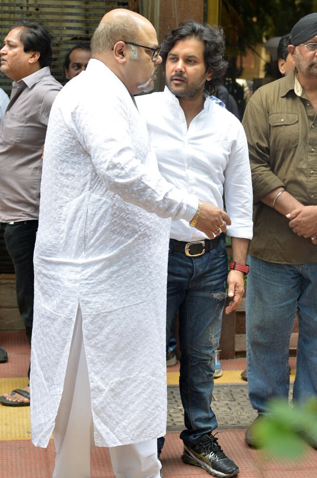 आदेश श्रीवास्तव को अंतिम विदाई देने के लिए उमड़ा बॉलीवुड