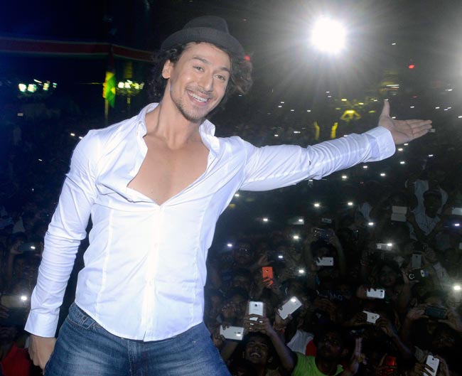 फैन्स के बीच बॉलीवुड सितारों की झलक, क्लिक की सेल्फी