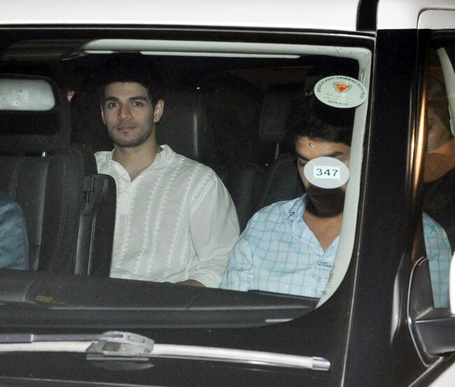 तस्वीरें: सलमान खान ने घर पर मनाया गणेश उत्सव, जुटी सितारों की भीड़