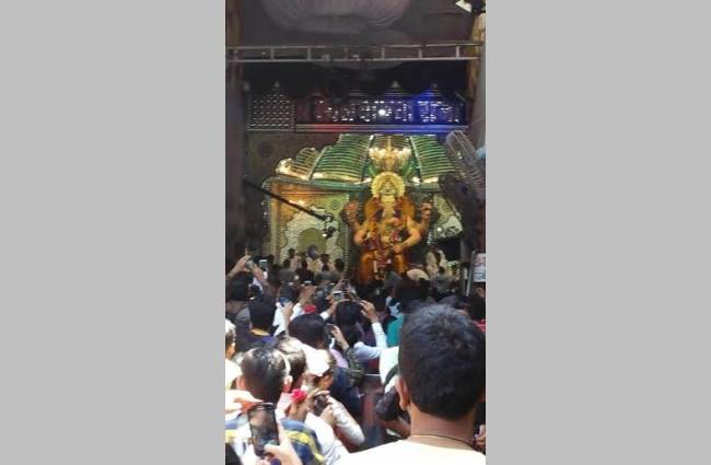 शिल्पा शेट्टी से लेकर अजय देवगन तक पहुंचे गणपति के दर्शन करने