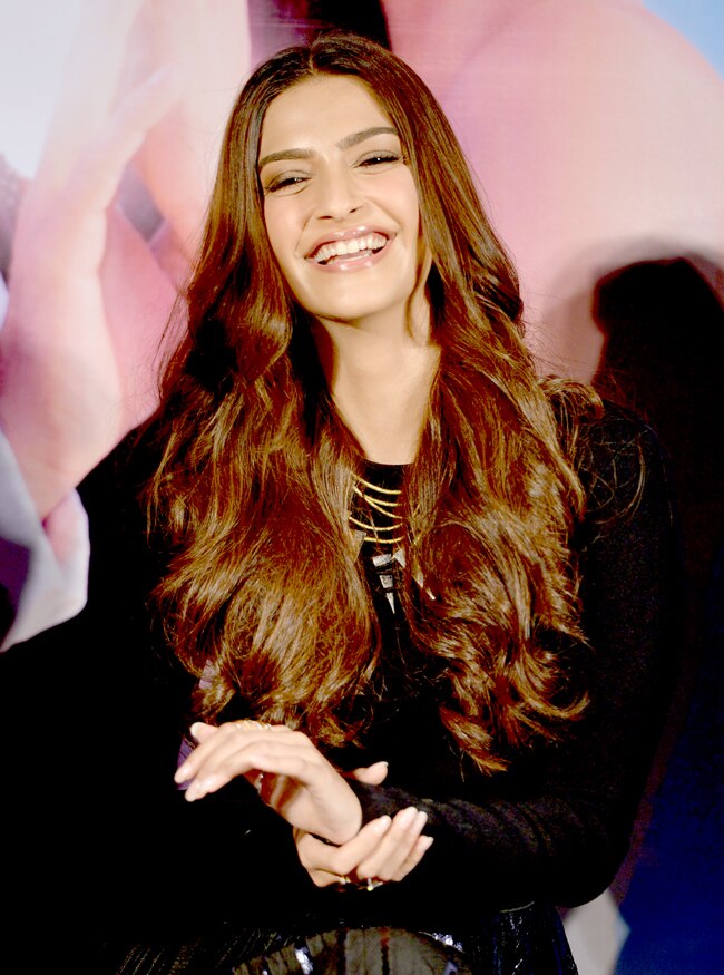 रितिक रोशन और सोनम कपूर ने 'धीरे धीरे से' गाने को किया लॉन्च