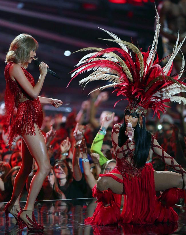 माइली के ड्रेस के क्या कहने