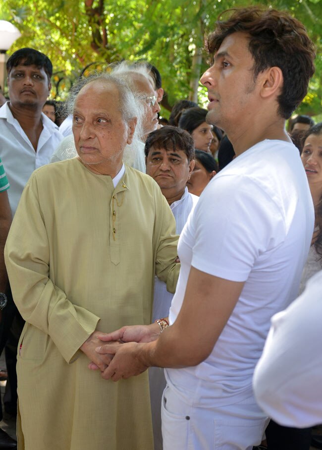 आदेश श्रीवास्तव को अंतिम विदाई देने के लिए उमड़ा बॉलीवुड