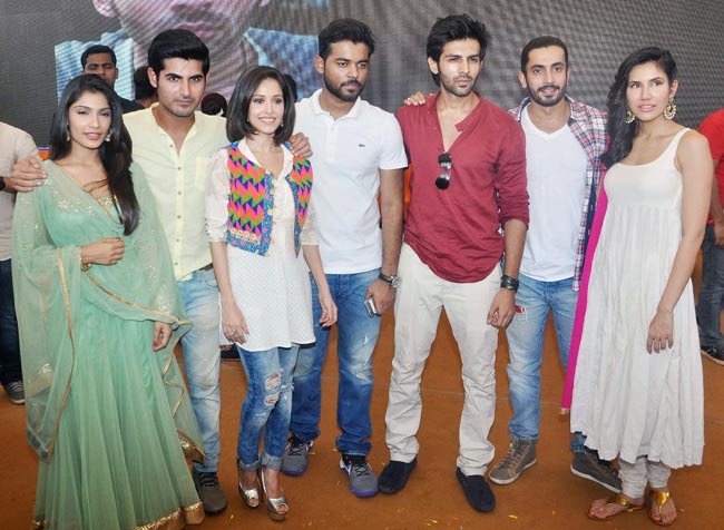 फैन्स के बीच बॉलीवुड सितारों की झलक, क्लिक की सेल्फी