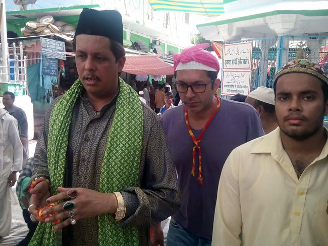 फैन्स के बीच बॉलीवुड सितारों की झलक, क्लिक की सेल्फी