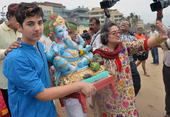 तस्वीरें: बॉलीवुड सितारों ने किया गणपति विसर्जन