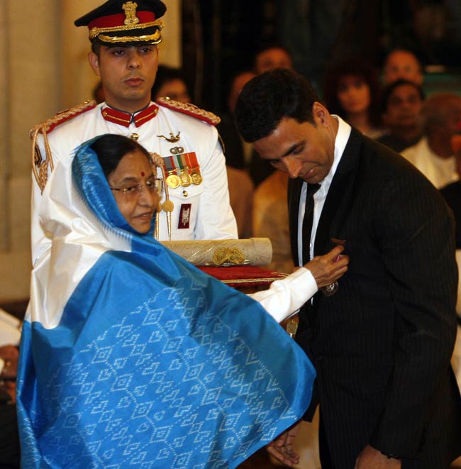 ये हैं सीधे सादे अक्षय अक्षय....Happy b'day