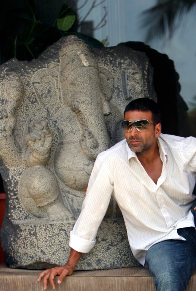 ये हैं सीधे सादे अक्षय अक्षय....Happy b'day