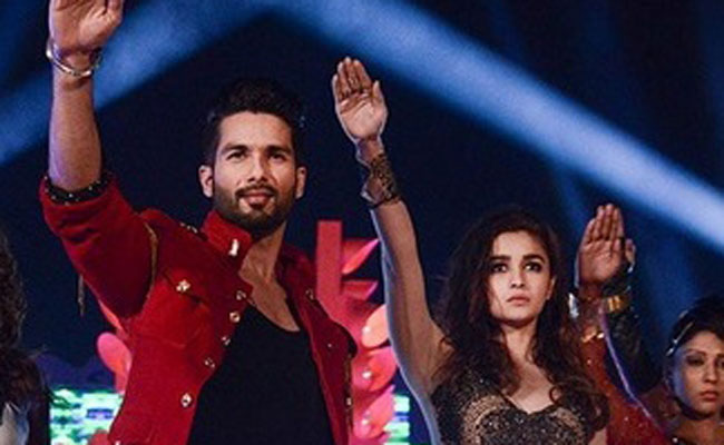 'शानदार' कैमिस्ट्री: इवेंट पर आलिया की ड्रेस ने शाहिद को हैरत में डाला