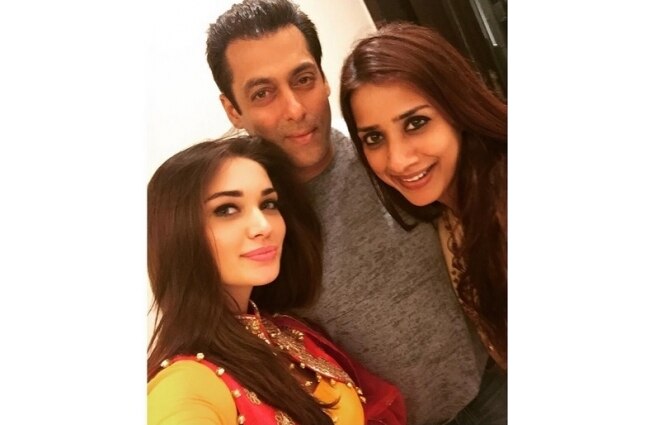 तस्वीरें: सलमान खान ने घर पर मनाया गणेश उत्सव, जुटी सितारों की भीड़