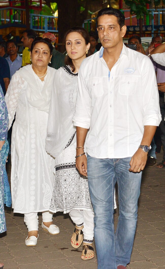 दिवगंत सिंगर आदेश श्रीवास्तव को श्रद्धांजलि‍ देने पहुंचे कई सितारे