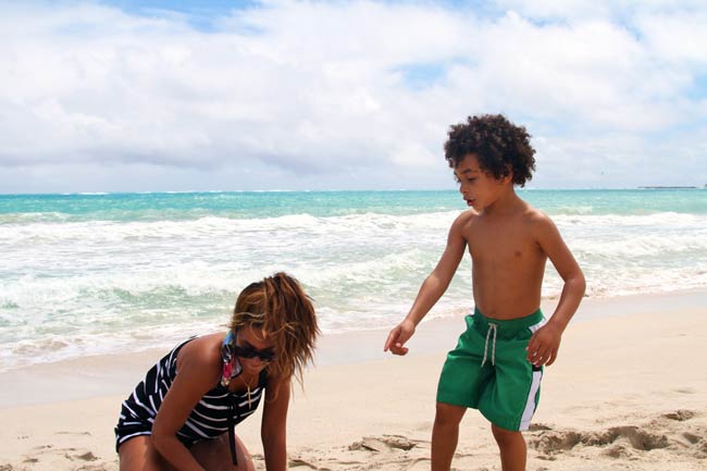 ब्यूटी विद वॉयस बियोंसे नोल्स की अनदेखी तस्वीरें