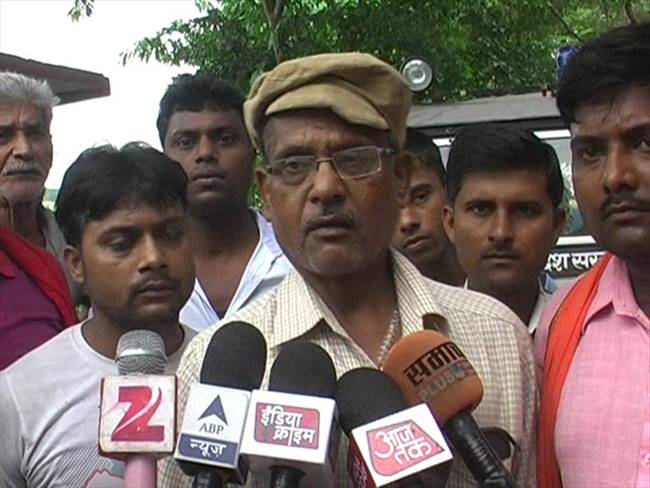 गांव वालों ने पकड़ा 7 फुट का मगरमच्छ