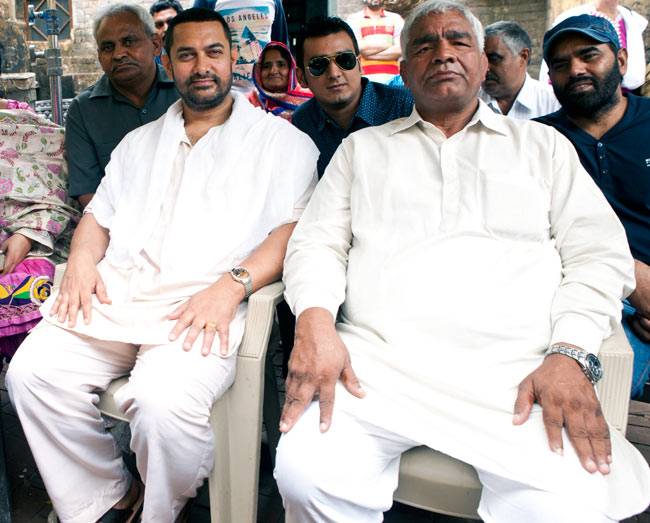 रेसलर महावीर फोगट को लड्डू खि‍लाकर आमिर खान ने की 'दंगल' की शुरुआत