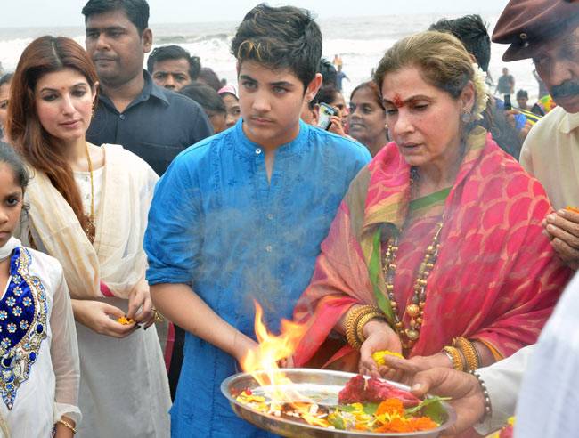 तस्वीरें: बॉलीवुड सितारों ने किया गणपति विसर्जन