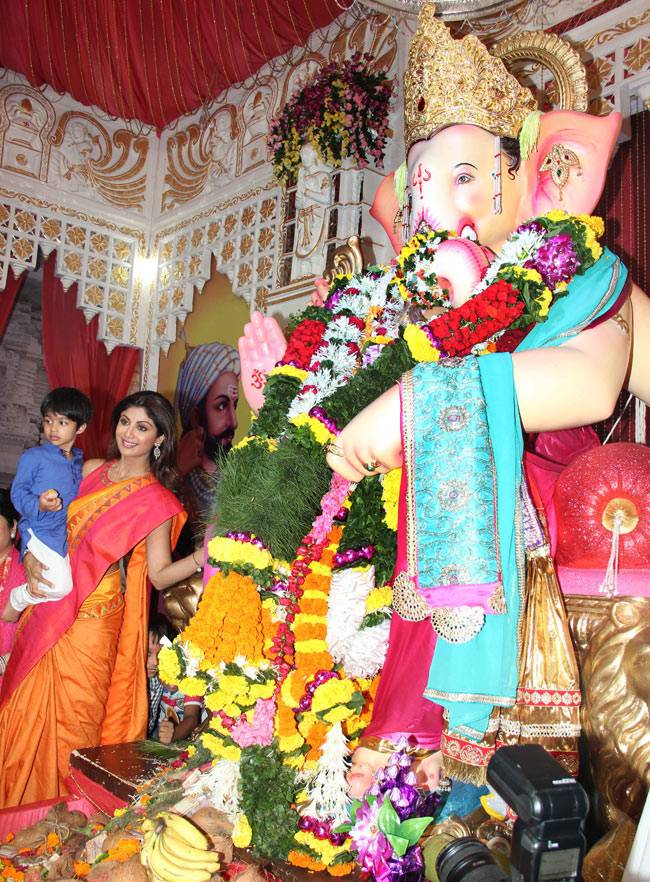 शिल्पा शेट्टी से लेकर अजय देवगन तक पहुंचे गणपति के दर्शन करने