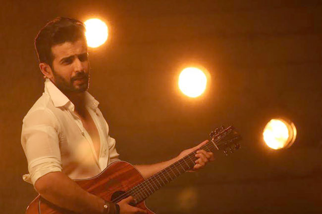 गणेश चतुर्थी का त्यौहार जानें कैसे मना रहे हैं फिल्मी सितारे