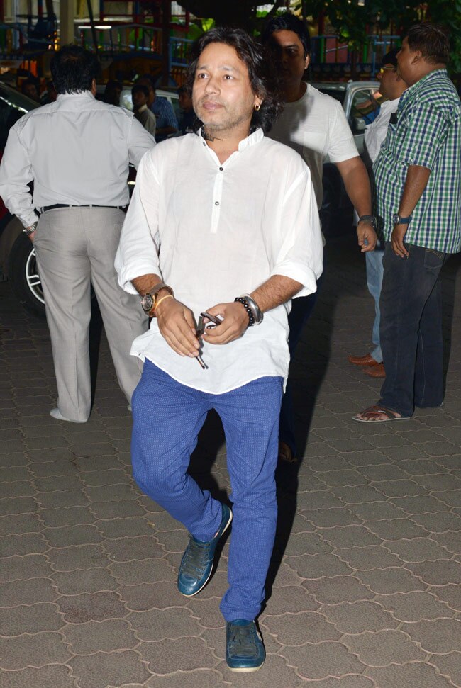 दिवगंत सिंगर आदेश श्रीवास्तव को श्रद्धांजलि‍ देने पहुंचे कई सितारे