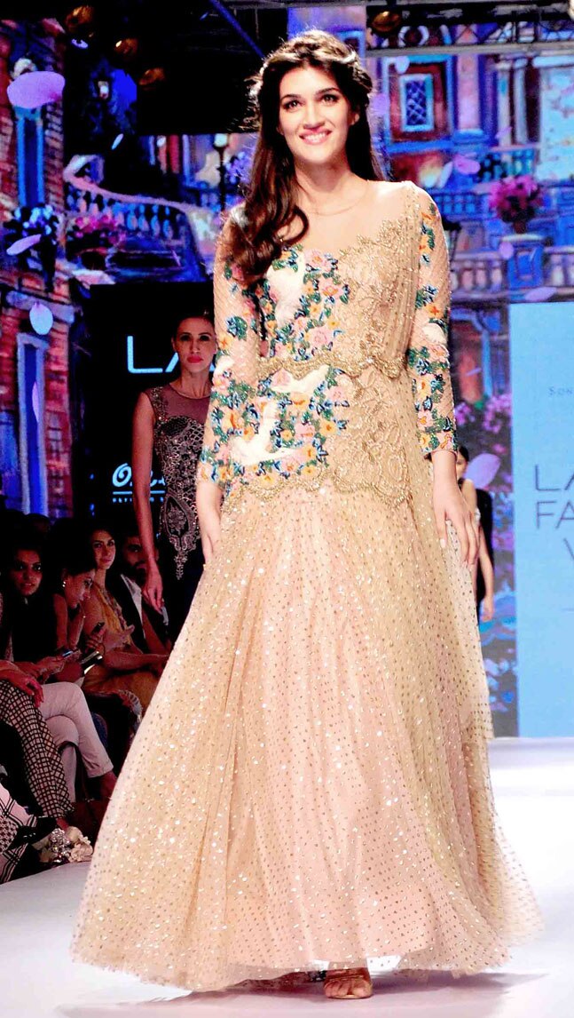 LFW 2015: रैंप पर उतरी बॉलीवुड ह‍सीनाएं
