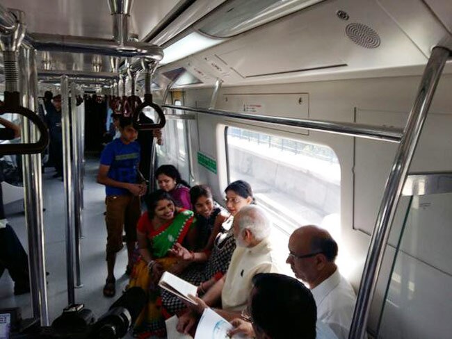 आम जनता के साथ मेट्रो में PM मोदी का सफर