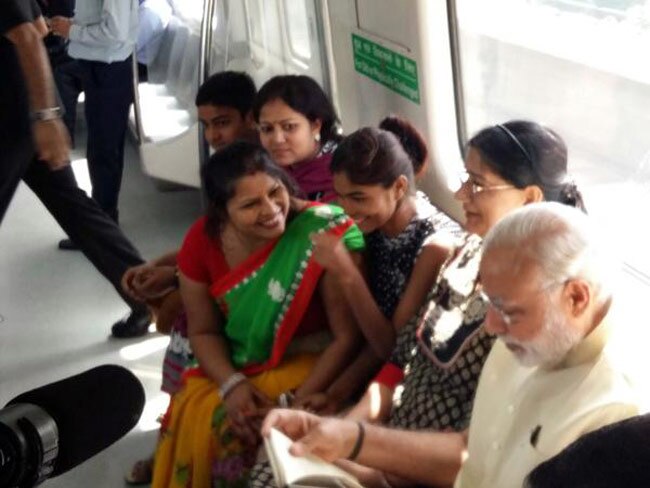 आम जनता के साथ मेट्रो में PM मोदी का सफर