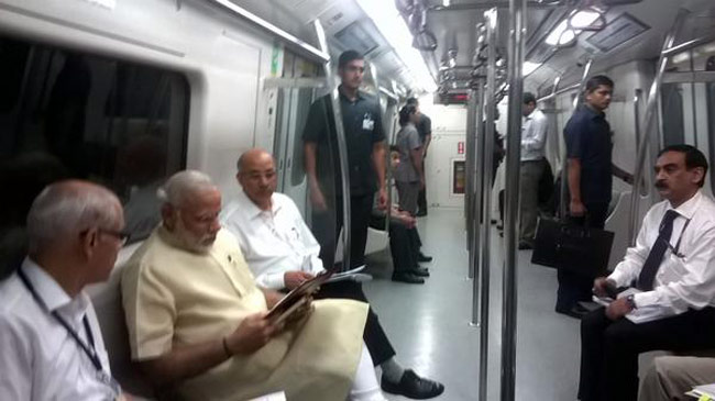 आम जनता के साथ मेट्रो में PM मोदी का सफर