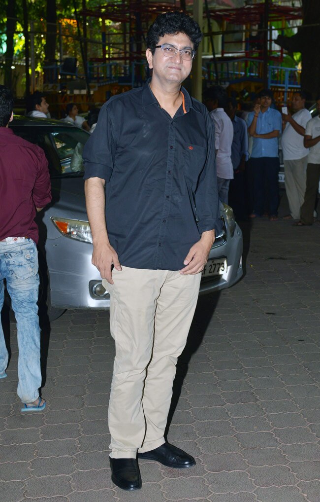 दिवगंत सिंगर आदेश श्रीवास्तव को श्रद्धांजलि‍ देने पहुंचे कई सितारे